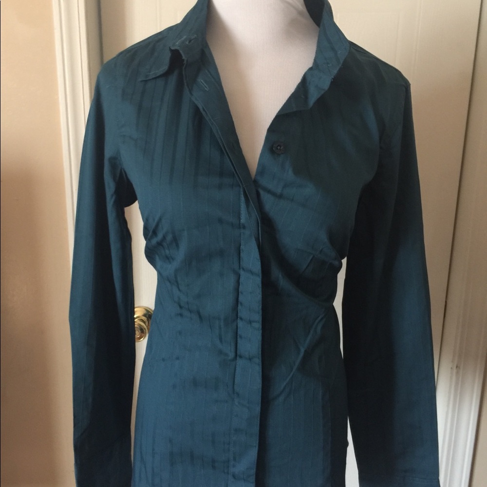 🆕NEW, button down shirt. Available in M and L